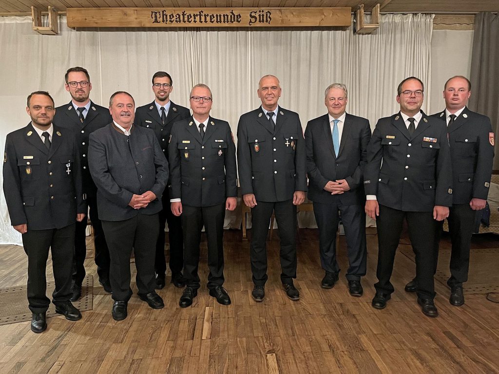 Werner Kohl ist seit 40 Jahren Feuerwehrmann. Dafür bekam er nun von Landrat Richard Reisinger (3.v.re.) und Kreisbrandrat Christof Strobl (5.v.li.) das Ehrenzeichen in Gold Foto: Christine Hollederer