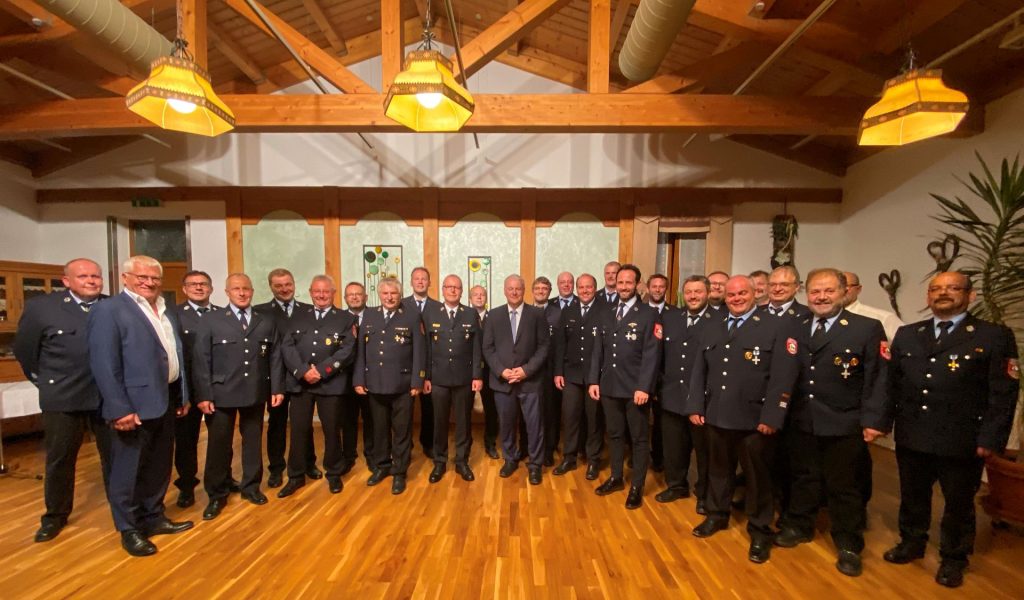 Seit 25, 40 und sogar 50 Jahren dienen sie ehrenamtlich bei der Feuerwehr Auerbach. Dafür gab es viel Lob von Landrat Richard Reisinger (Mitte, 15.v.r.) und Kreisbrandrat Christof Strobl (Mitte, 10.v.l.). Auch stellvertretender Bürgermeister Norbert Gradl (2.v.l.) gesellte sich unter die Gratulanten Foto: Martina Beierl