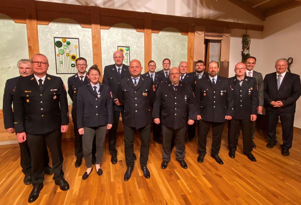 Feuerwehrfrau und -männer beim Ehrungsabend in Michelfeld. Landrat Richard Reisinger (rechts), Bürgermeister Hans-Jürgen Strehl (2.v.r.) und Kreisbrandrat Christof Strobl (2.v.l.) bedankten sich für deren jahrzehntelangen Dienst bei den Wehren in Edelsfeld Foto: Martina Beierl