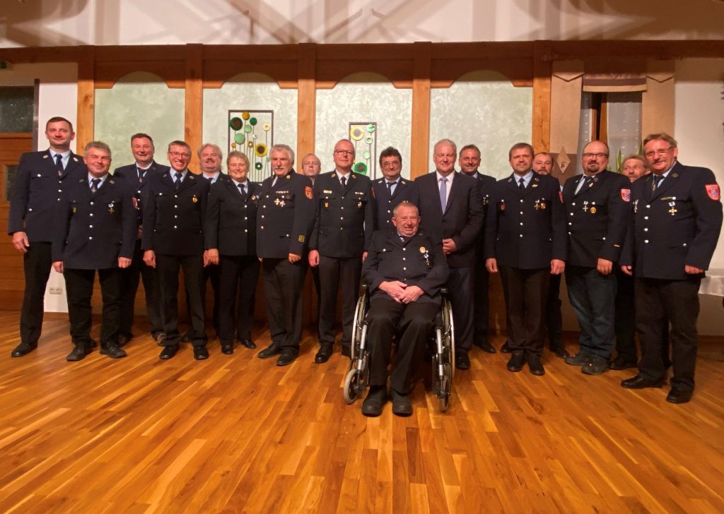 Eine starke Feuerwehrtruppe! Landrat Richard Reisinger (7.v.r) und Kreisbrandrat Christof Strobl (9.v.l.) sind stolz auf die Brandschützer der Feuerwehr Hirschbach, die in diesem Jahr elf Jubilare aufzubieten hat Foto: Martina Beierl