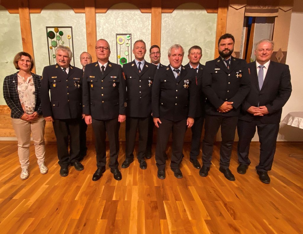 Im Beisein von 2. Bürgermeisterin Doris Lehnerer dankten Landrat Richard Reisinger (rechts) und Kreisbrandrat Christof Strobl (4.v.l.) den Brandschützern für die jahrzehntelange treue Einsatzbereitschaft Foto: Martina Beierl