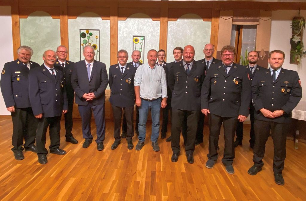 Landrat Richard Reisinger (4.v.l.) und Kreisbrandrat Christof Strobl (3.v.l.) ehrten langgediente Jubilare der Feuerwehr Neukirchen bei Sulzbach-Rosenberg, die es zusammen auf 230 Jahre Ehrenamt bringen Foto: Martina Beierl