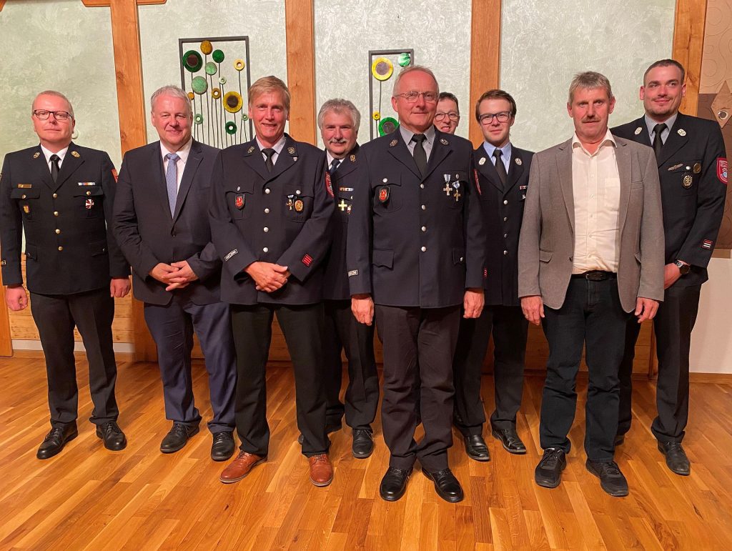 Oswald Pilhofer (vorne) und Robert Luber (3. von links) sind seit 40 Jahren bei der Feuerwehr Weigendorf aktiv. Dafür erhielten sie nun von Landrat Richard Reisinger (2. von links) und Kreisbrandrat Christof Strobl (links) die Ehrenzeichen in Gold Foto: Martina Beierl