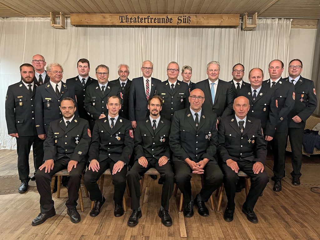 Für 25 bzw. 40 Jahre aktiven Feuerwehrdienst bekamen die Hahnbacher Floriansjünger das Ehrenzeichen in Silber bzw. Gold. Landrat Richard Reisinger und Kreisbrandrat Christof Strobl (stehend, 5./7.v.re.) händigten die Ehrenzeichen in Anwesenheit von Bürgermeister Bernhard Lindner (stehend, 7.v.li.) aus Foto: Christine Hollederer