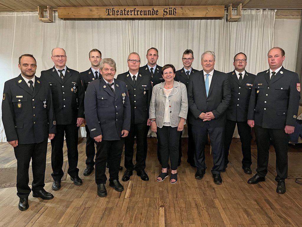 Thomas Maier (2.v.li.) ist seit 40 Jahren bei der Feuerwehr Hirschau, Josef Frey (4.v.li.) seit 25 Jahren. Dafür bekamen sie von Landrat Richard Reisinger (3.v.re.) und Kreisbrandrat Christof Strobl (5.v.li.) nun das staatliche Ehrenzeichen in Gold und Silber Foto: Christine Hollederer