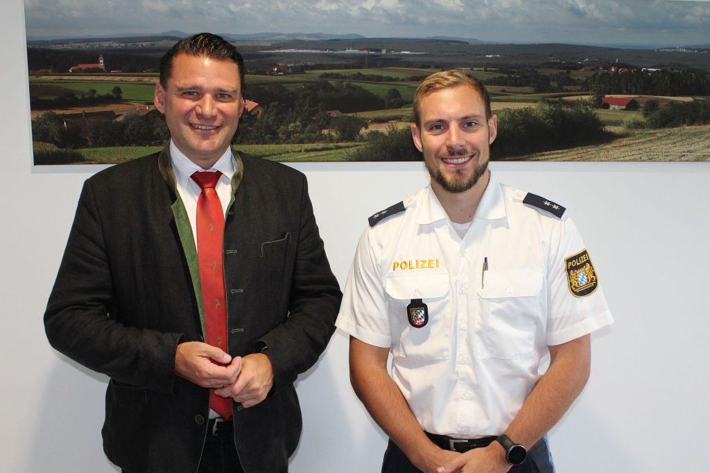 Michael Duschl (rechts) stellte sich als neuer Leiter der Polizeiinspektion Schwandorf bei Landrat Thomas Ebeling vor Foto: Hans Prechtl, Landratsamt Schwandorf
