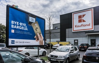 Seniorin fährt beim Ausparken gegen Mauer