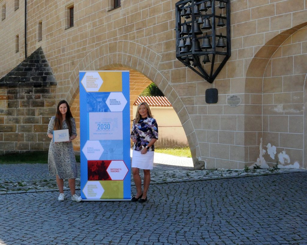 Regionalmanagerin Katharina Schenk und Nicole Graf freuen sich auf die Einsendungen von Projektideen, deren Verwirklichung der Landkreis im Rahmen seiner Leitbild-Strategie mit bis zu 1000 Euro bezuschusst (von links) Foto: Martina Beierl