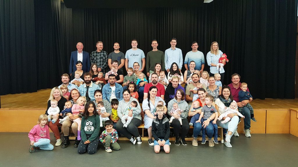 Es zeigt die im ersten Halbjahr neugeborenen Kinder mit ihren Eltern und Geschwistern und mit Bürgermeister Roland Strehl (o.li.) Foto: Susanne Rotsch