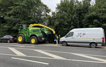 Hydraulikschaden an Mähdrescher sorgt für spiegelglatte Fahrbahn