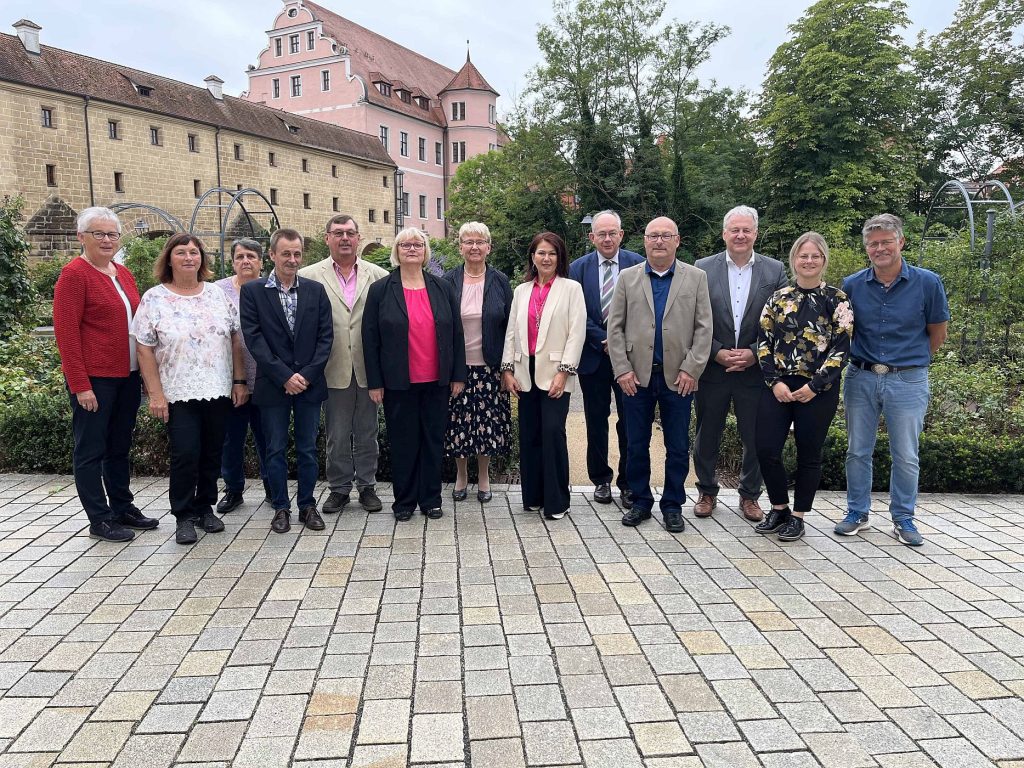 Die Ruheständler bringen es zusammen auf 364 Jahre. v.li.: Margit Götz, Lydia Klapper, Anita Grünwald, Richard Schlak, Gerhard Graf, Sigrid Stepan, Maria Reif, Heidi Zenger, Wolfgang Hirmer, Karl-Heinz Gebert, Landrat Richard Reisinger, Sophie Aures (Personalamt) Personalratsvorsitzender Erich Findl.