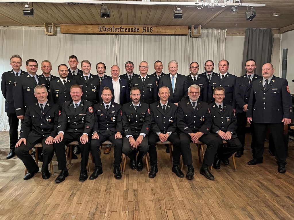 Foto: Christine Hollederer  Für 25 bzw. 40 Jahre aktiven Feuerwehrdienst bekamen die Schnaittenbacher Feuerwehrmänner das Ehrenzeichen in Silber bzw. Gold. Landrat Richard Reisinger (stehend, 6.v.re.) und Kreisbrandrat Christof Strobl (stehend, 8.v.re.) händigten die Ehrenzeichen aus.