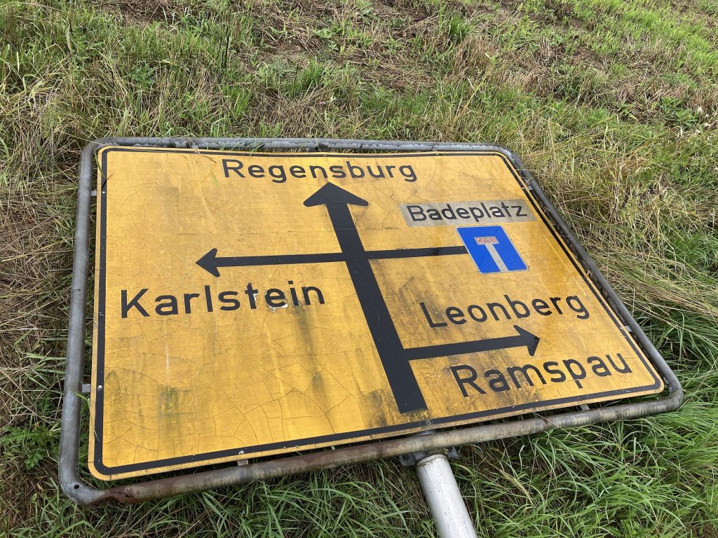 Das Schild wurde mit großer Gewalt umgeknickt Foto: PI Regenstauf