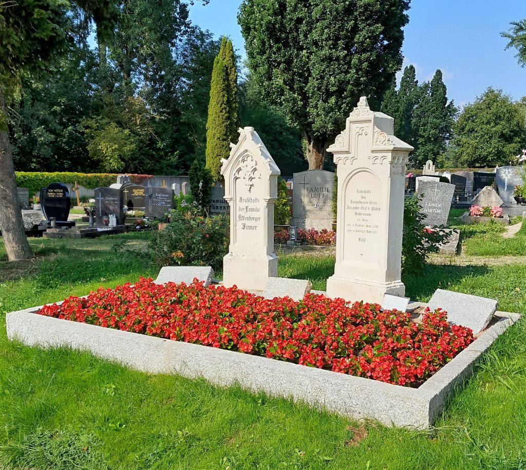 Das Bild zeigt ein denkmalgeschütztes Grab, das saniert wurde und nun für Urnenbeisetzungen oder Reservierungen freigegeben ist Foto: Stefan Ferstl, Stadt Amberg