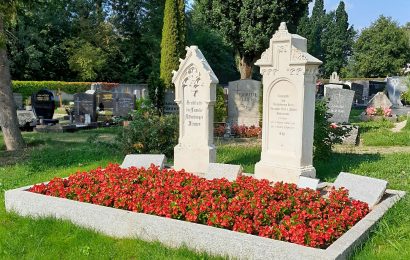 Das Bild zeigt ein denkmalgeschütztes Grab, das saniert wurde und nun für Urnenbeisetzungen oder Reservierungen freigegeben ist Foto: Stefan Ferstl, Stadt Amberg