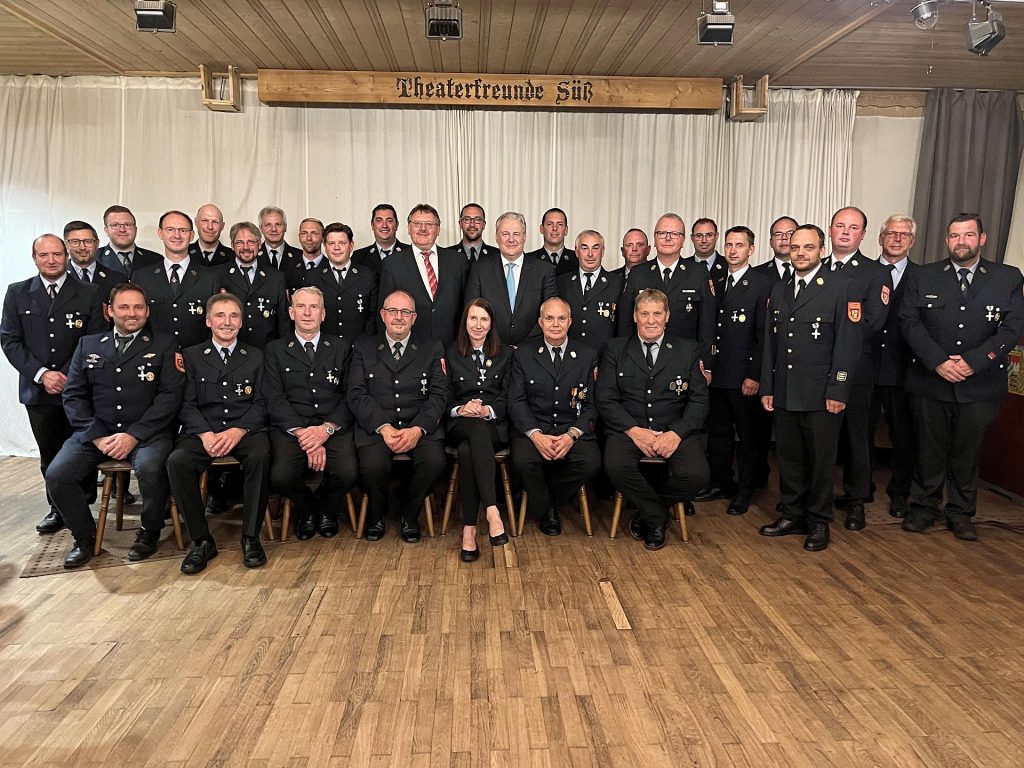 Die Feuerwehrmänner der Vilsecker Ortsteile Ebersbach, Schlicht, Schönlind, Sigl und Sorghof bringen es zusammen auf 500 Jahre aktiven Feuerwehrdienst. Landrat Richard Reisinger (stehend, 13.v.li.) überreichte die staatlichen Ehrenzeichen Foto: Christine Hollederer