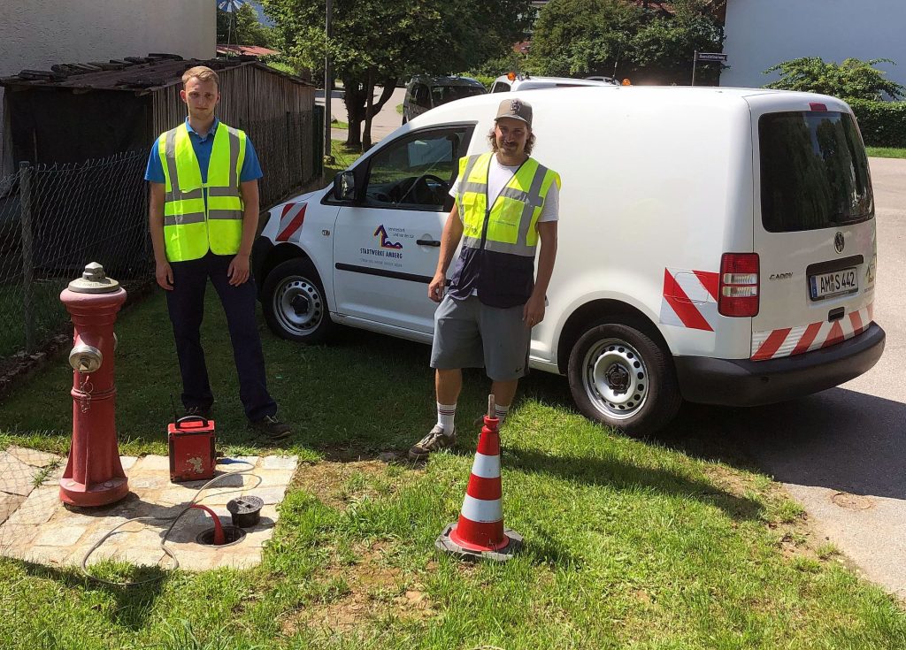 Das Wassernetz der Stadtwerke Amberg wird überprüft. Rund 280 km Rohrleitung plus Wasser-Hausanschlüsse stehen für die Mitarbeiter der Stadtwerke Amberg, hier Gas/Wasser-Monteur Leon Freller (links) und die Spezialfirma Hammann + Theurer Wassertechnik GmbH, hier Denis Brunner zum Testen an. Das eine oder andere Grundstück muss, um die sehr gute Wasserversorgung zu erhalten, schon mal betreten werden.  Direkt vor Ort wird die Wasserversorgungsleitung auf kleinste Wasserverluste überprüft Fotonachweis: Jürgen Brunner