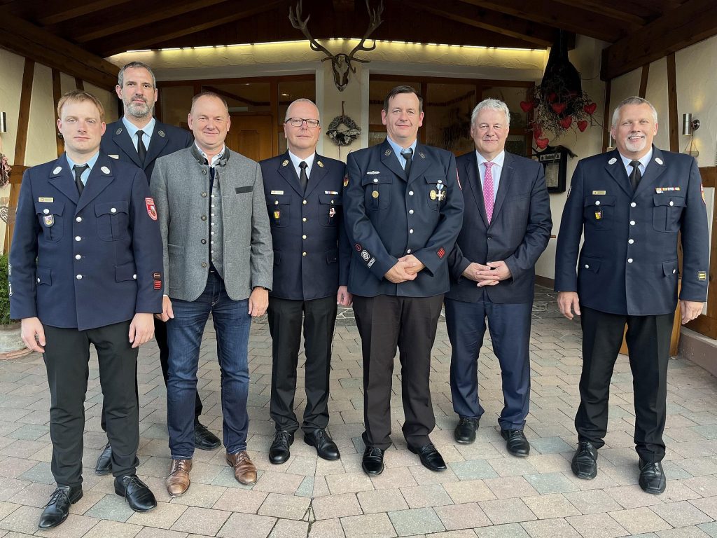 Johannes Widenbauer (5.v.li.) bekam das Ehrenzeichen in Silber. Es gratulierten (v.li.): Kommandant Christian Gresser, Vorstand Stephan Mandl, Bürgermeister Erich Meidinger, Kreisbrandrat Christof Strobl, Landrat Richard Reisinger und Kreisbrandmeister Jürgen Ehrnsberger Foto: Christine Hollederer (zum Vergrößern bitte klicken)