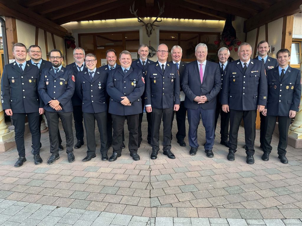 Die Feuerwehrmänner der Feuerwehren Thanheim und Ensdorf bringen es zusammen auf 260 Jahre aktiven Feuerwehrdienst. Landrat Richard Reisinger (5.v.re.) überreichte die staatlichen Ehrenzeichen Foto: Christine Hollederer (zum Vergrößern bitte klicken)