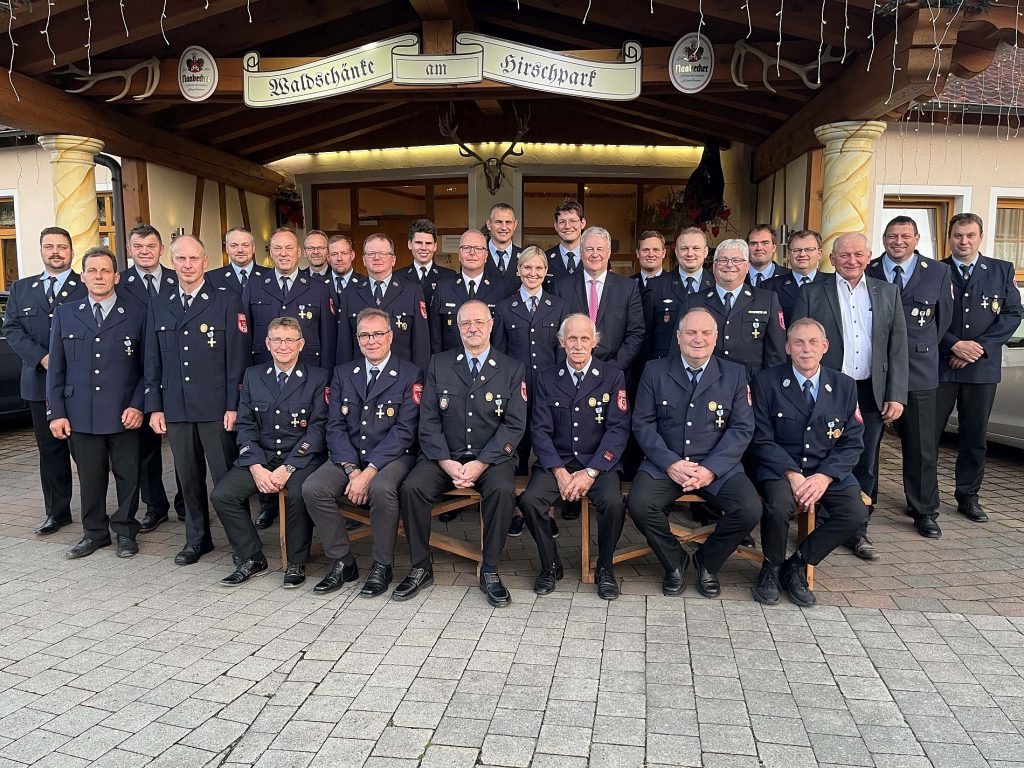 Für 25 bzw. 40 Jahre aktiven Feuerwehrdienst bekamen die Freudenberger Feuerwehrmänner das Ehrenzeichen in Silber bzw. Gold. Landrat Richard Reisinger (stehend, 9.v.re.) und Kreisbrandrat Christof Strobl (stehend, 13.v.re.) händigten die Ehrenzeichen aus Foto: Christine Hollederer