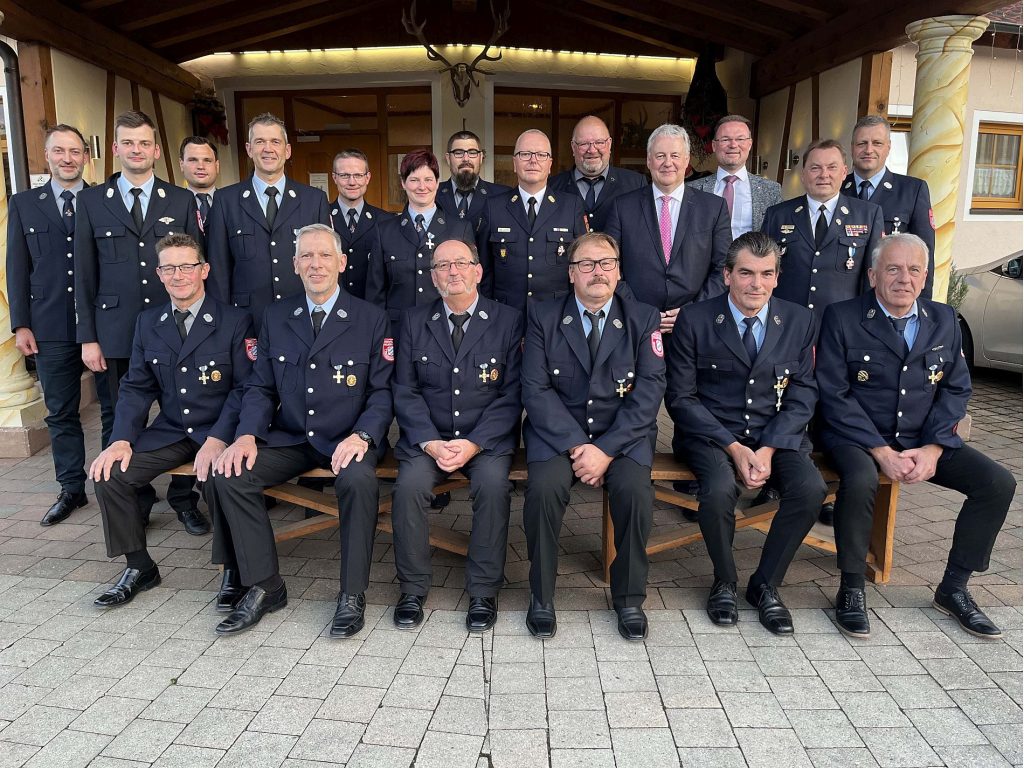 Die Floriansjünger der Hohenburger Ortsfeuerwehren Allersburg-Berghausen, Ransbach und Mendorferbuch-Egelsheim bringen es zusammen auf 315 Jahre aktiven Feuerwehrdienst. Landrat Richard Reisinger (stehend, 4.v.re.) überreichte die staatlichen Ehrenzeichen Foto: Christine Hollederer (zum Vergrößern bitte klicken)