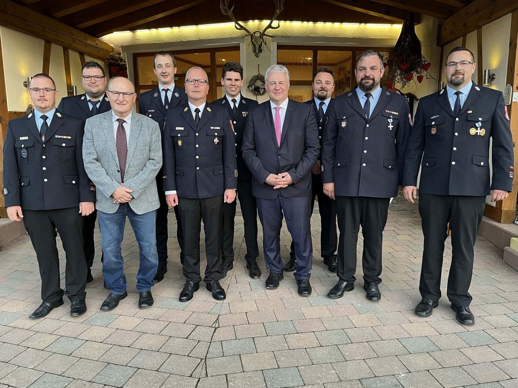 Für jeweils 25 Jahre bei der Feuerwehr bekamen die Feuerwehrmänner aus Kümmersbruck von Landrat Richard Reisinger (4.v.re.) das staatliche Ehrenzeichen in Silber ausgehändigt.