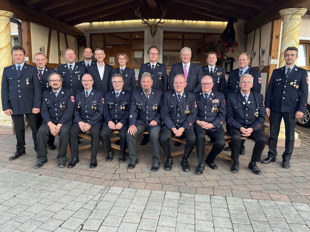 Für 25 bzw. 40 Jahre aktiven Feuerwehrdienst bekamen die Floriansjünger aus der Gemeinde Ursensollen das Ehrenzeichen in Silber und Gold. Landrat Richard Reisinger und Kreisbrandrat Christof Strobl (stehend, 4./5.v.re.) händigten die Ehrenzeichen in Anwesenheit von Bürgermeister Albert Geitner (stehend, 5.v.li.)  aus Foto: Christine Hollederer (zum Vergrößern bitte klicken)