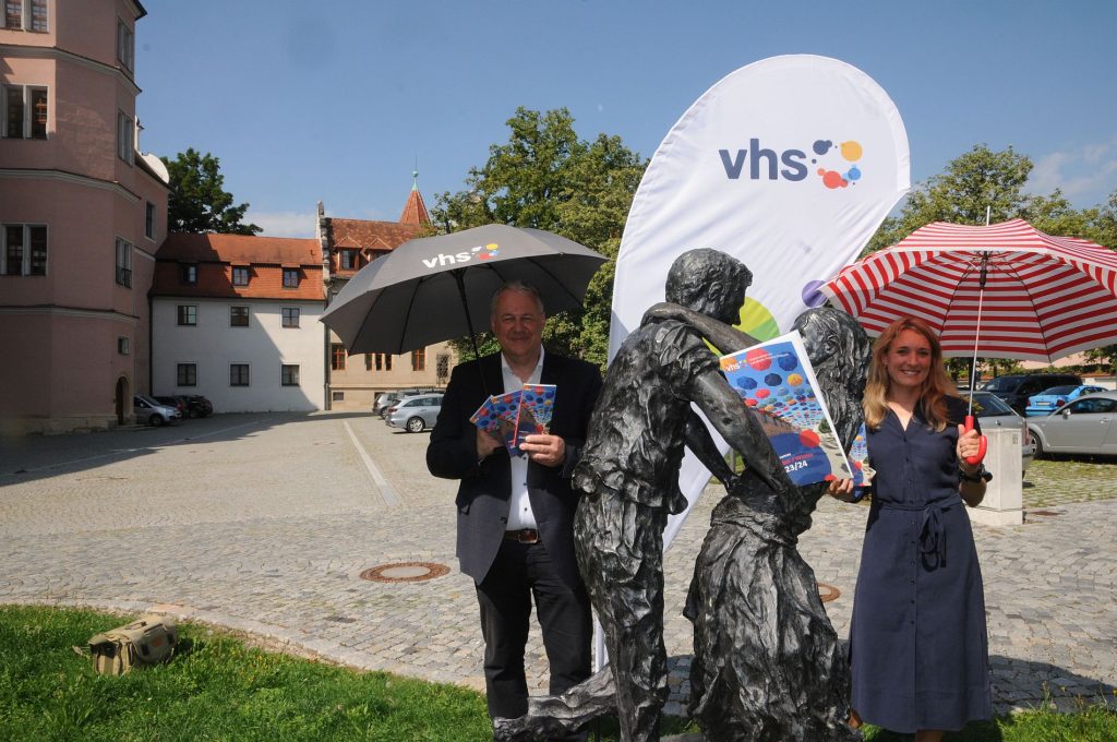 Am Kirwa-Denkmal präsentierten Landrat Richard Reisinger und vhs-Chefin Claudia Mai das neue vhs-Herbstprogramm Foto: Joachim Gebhardt