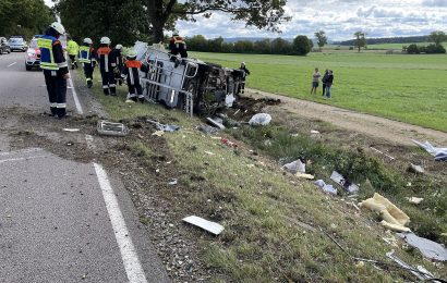 Wohnmobil kommt alleinbeteiligt von der Fahrbahn ab