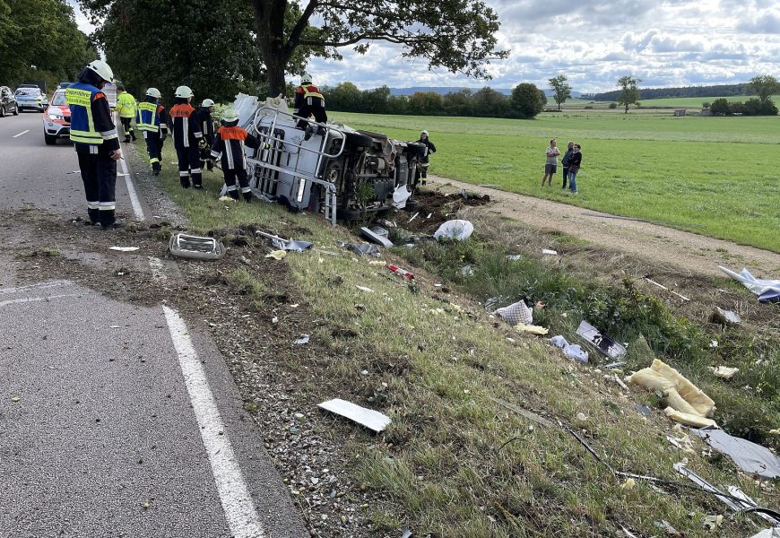 Wohnmobil kommt alleinbeteiligt von der Fahrbahn ab