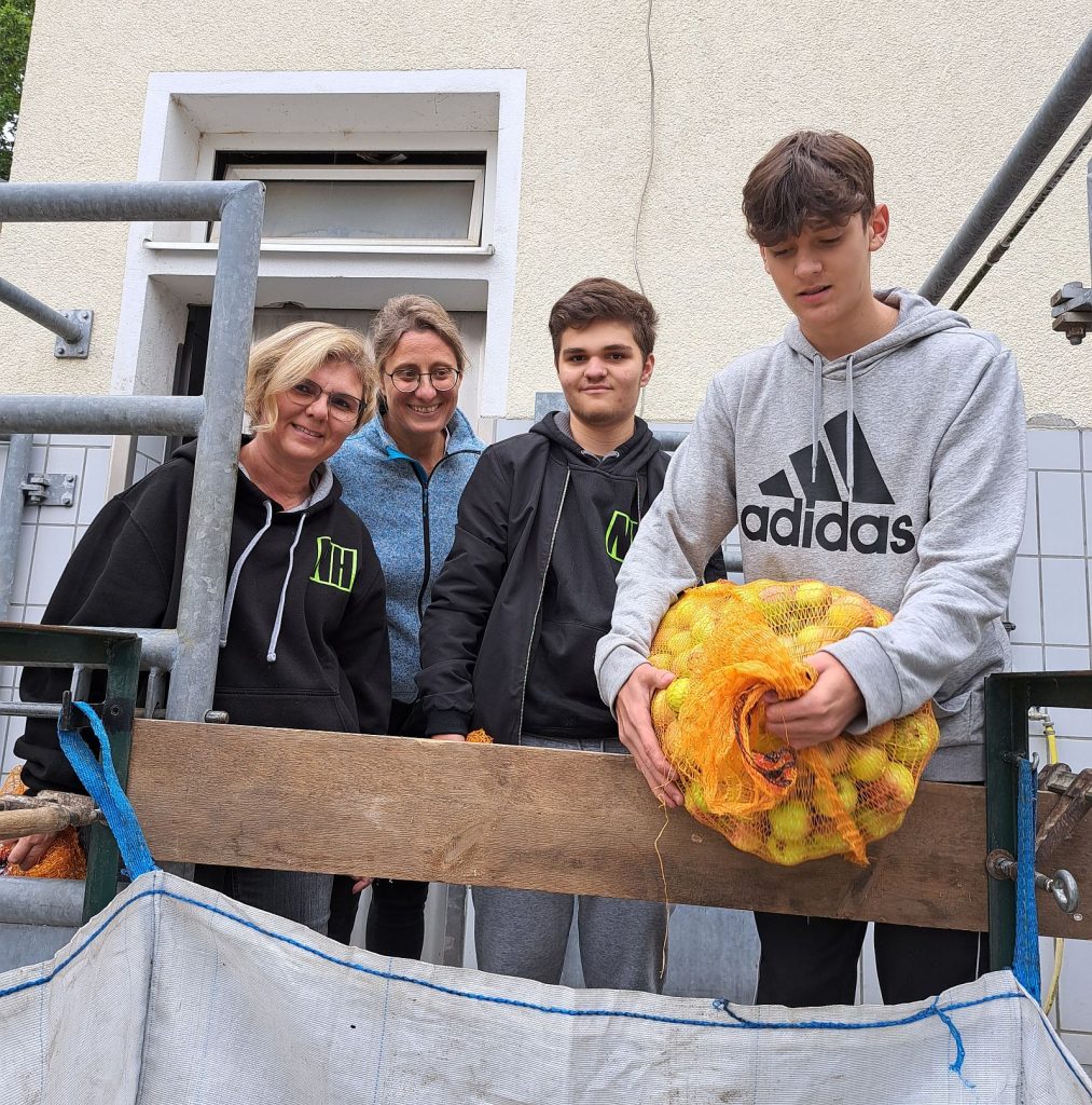 Von links Petra Störtebecker, Silke Lohr und Naturhelden ©Thomas Schwarz