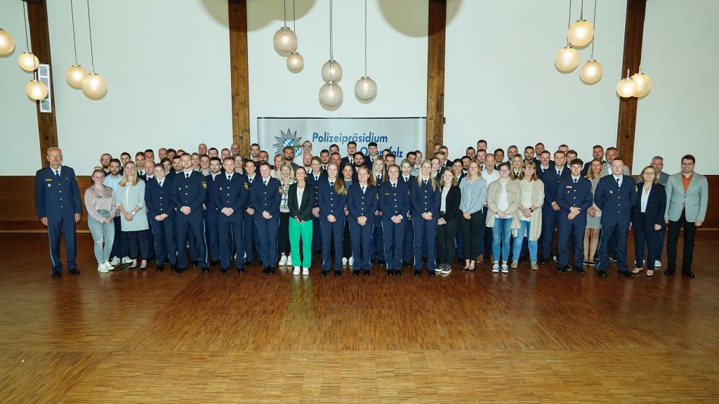 PP Schöniger (links) mit den Neuzugängen Foto: PP Oberpfalz, PHM Tobias Weingärtner