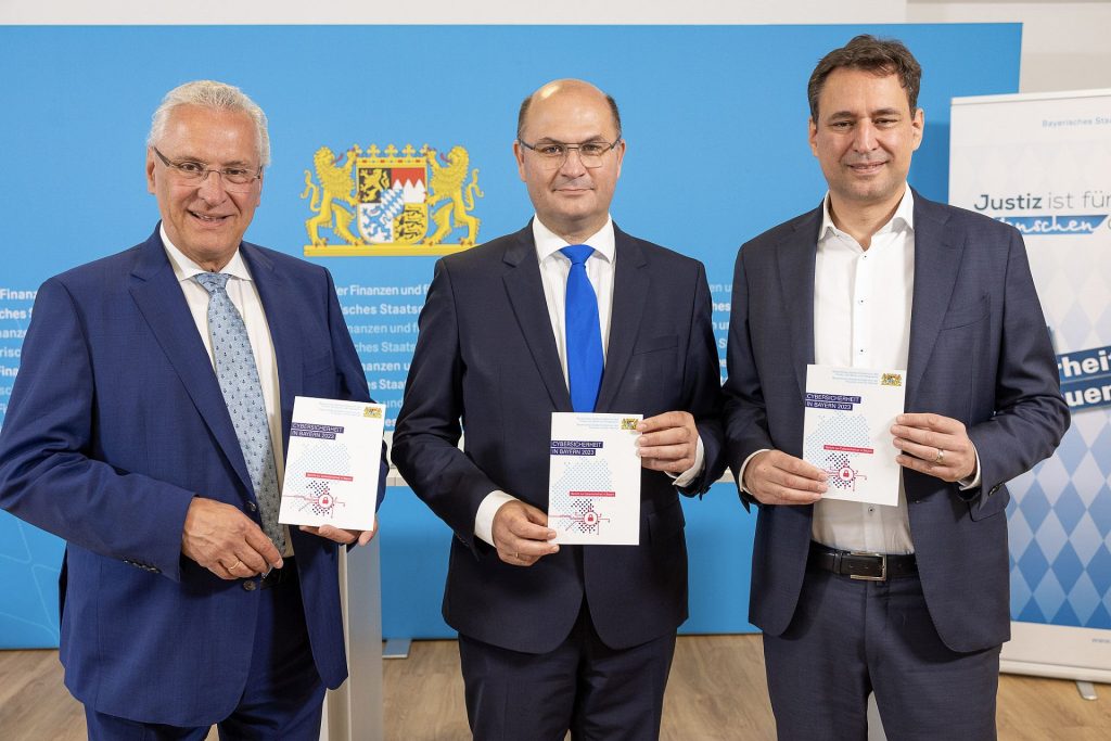 Finanzminister Albert Füracker, Innenminister Joachim Herrmann und Justizminister Georg Eisenreich stellen den Bericht zur Cybersicherheit in Bayern 2023 im Rahmen einer Pressekonferenz vor Foto: StMFH/Christian Blaschka