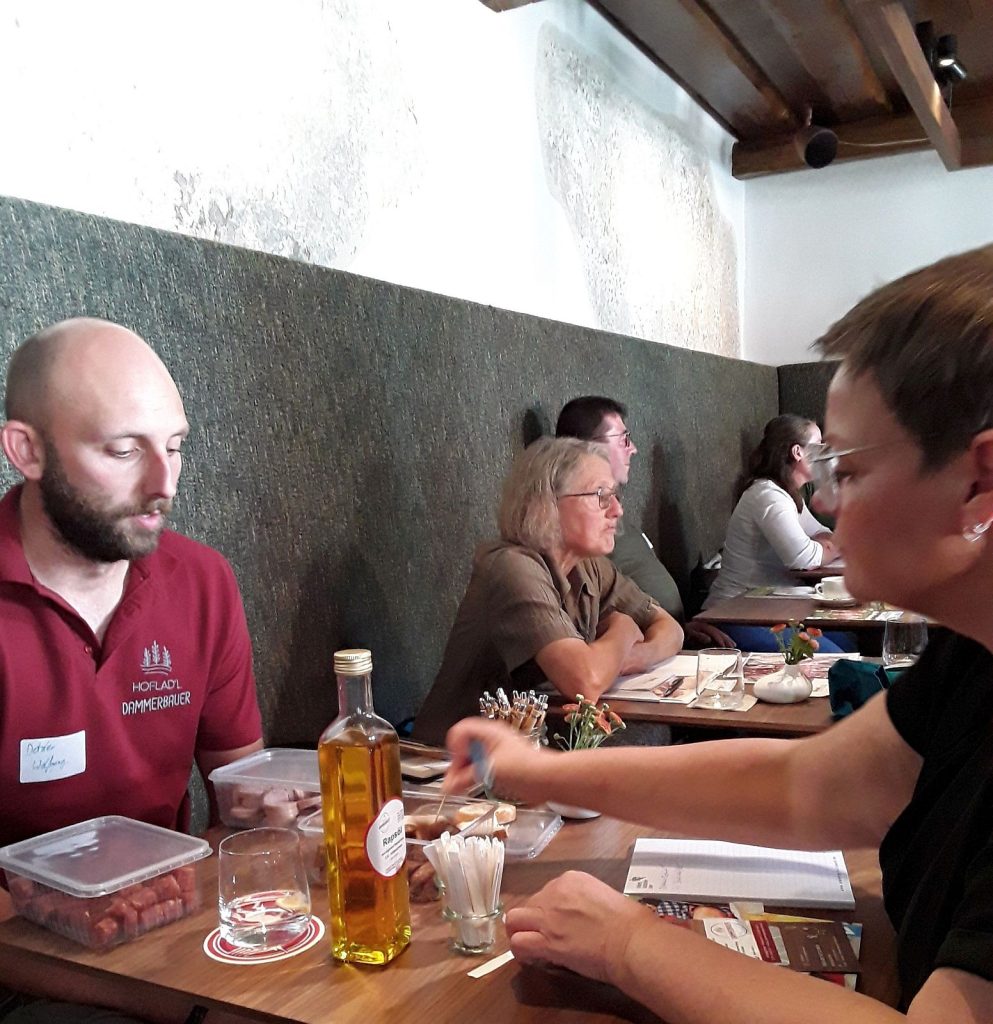 Fünf Minuten Zeit, um für seine Produkte zu werben und Geschäftsbeziehungen anzubahnen - Wirte und Landwirte tauschten sich beim Speed-Dating angeregt aus Foto: Sabine Pfeiffer