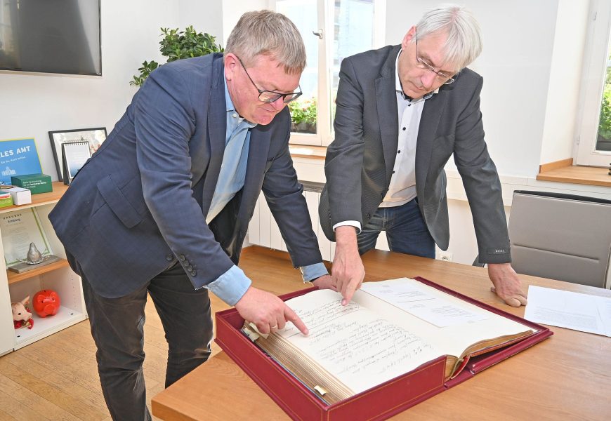 „Hoher Gäste goldenes Wort“ – Das Goldene Buch der Stadt Amberg wird 100 Jahre alt