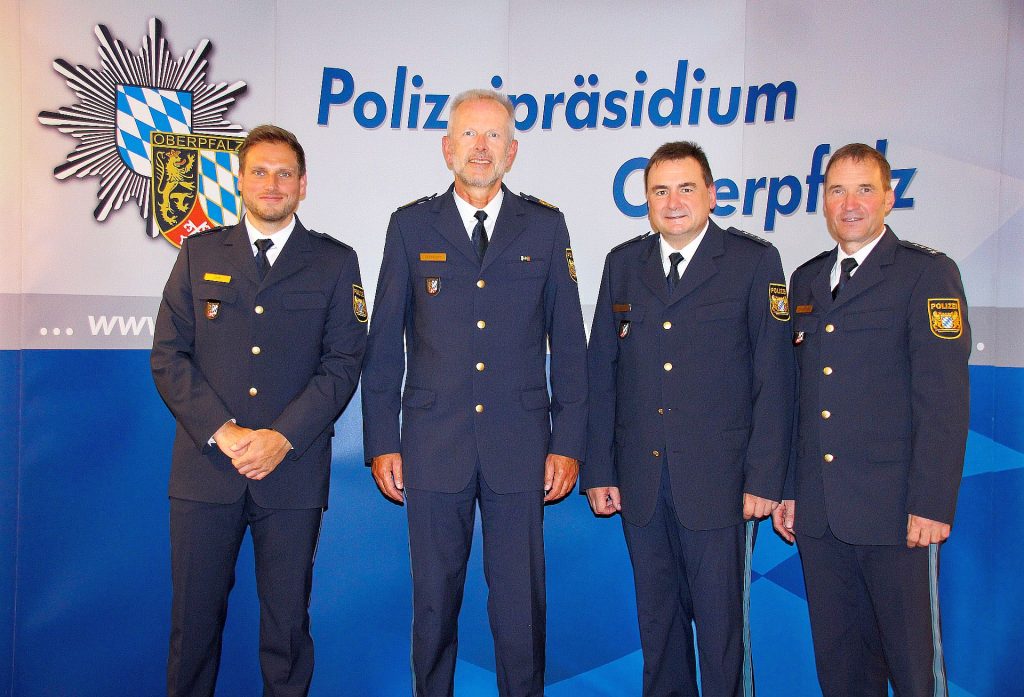 v.l.n.r.: Kriminalhauptkommissar Sebastian Lintl, Polizeipräsident Thomas Schöniger, Polizeihauptkommissar Franz Wenig, Erster Polizeihauptkommissar Heiko Sedelmaier Foto: PP Oberpfalz, PHK Joachim Baumer