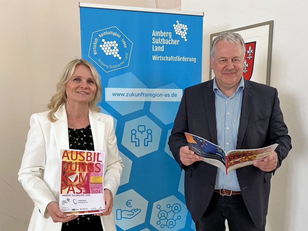 Landrat Richard Reisinger und Projektkoordinatorin Martina Bösl freuen sich über rund 90 Ausbildungsberufe, die im neuen Ausbildungskompass vorgestellt werden Foto: Christine Hollederer