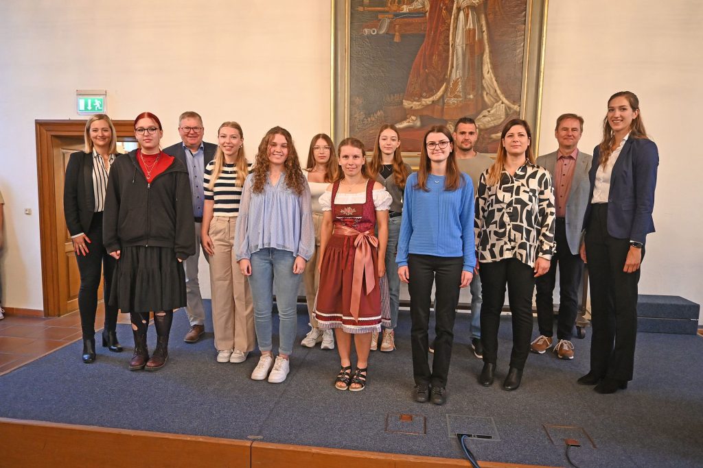 Neun neue Mitarbeiterinnen und Mitarbeiter beginnen ihre Ausbildung bei der Stadt Amberg. Sie wurden von Oberbürgermeister Michael Cerny (3. von links), Personalreferenten Dr. Bernhard Mitko (2. von rechts), der stellvertretenden Personalamtsleiterin Kerstin Scherl (links) und Ausbildungsleiterin Julia Haupt (rechts) begrüßt. Foto © Thomas Graml, Stadt Amberg