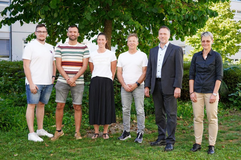 Bildunterschrift: Foto zeigt die couragierten Personen zusammen mit Angehörigen der Kriminalpolizei Regensburg (v.l.n.r. Herr Schmidt, Herr Nowy, Frau Summerer, Herr König, Herr LKD Fuchs, Frau EKHKin Friedrich) Quelle: PP Oberpfalz