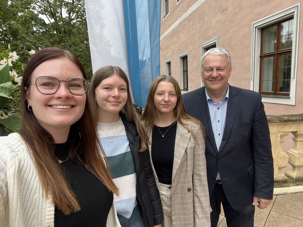 Ein Selfie der neuen Auszubildenden mit Landrat Richard Reisinger. Von links: Stephanie Hiltl, Jana Wisgickl, Laura Friedrich Foto: Stephanie Hiltl