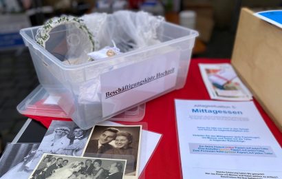 Auf der Infomeile Demenz laden die Fachstellen dazu ein, sich wie hier mit einer Beschäftigungskiste auseinanderzusetzen und das Gedächtnis zu fördern Foto: Martina Beierl