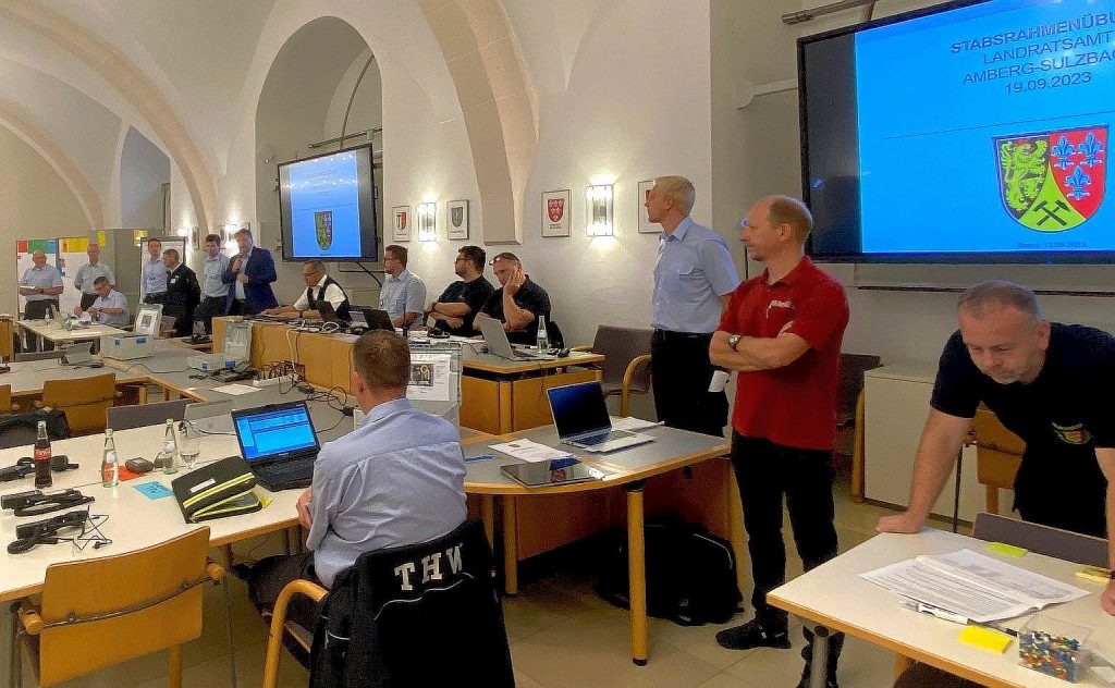 Stellvertretender Landrat Stefan Braun (rechts) begrüßte eine Abordnung der Staatlichen Feuerwehrschule Geretsried, die die Katastrophenschutzübung federführend organisiert und durchgeführt hat Foto: Martina Beierl