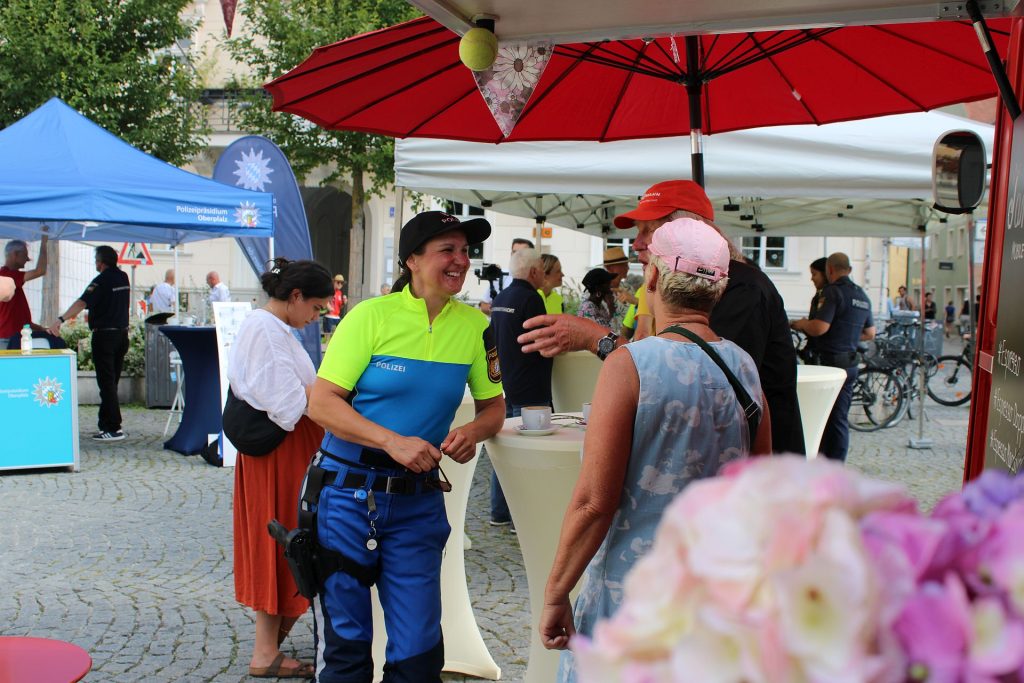 Polizeibeamtin im Gespräch mit Bürgern Quelle: PI Regensburg Süd