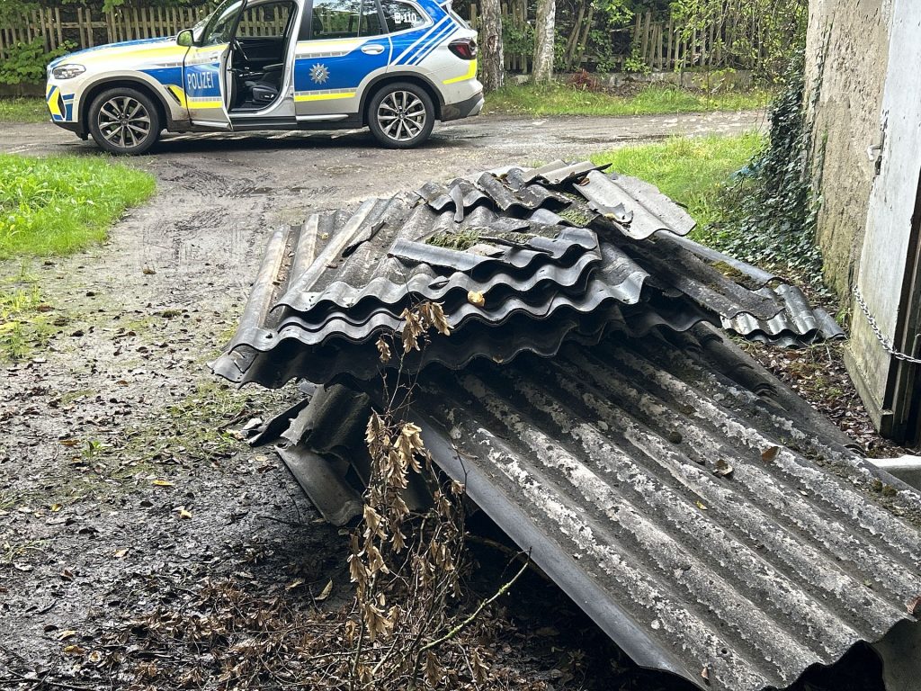 Wahrscheinlich um die Entsorgungskosten zu sparen, wurden die Eternit-Platten einfach abgelagert Foto: PI Sulzbach-Rosenberg