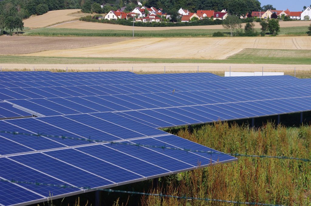 Im Juli 2013 wurde die Freiflächenanlage in Perschen bei Nabburg in Betrieb genommen. Sie hat eine Größe von 2.466 kWp und produzierte im vergangenen Jahr 2.532.110 kWh Strom. Im Hintergrund ist der Ort Neusath zu sehen Foto: Ernst Georg Bräutigam