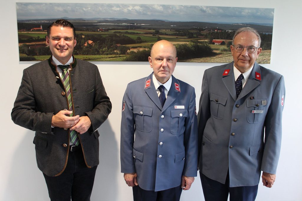 Der neue Diözesanleiter Julius-Alexander Past (Mitte) und Kreisbeauftragter Robert Stich (rechts) tauschen sich mit Landrat Thomas Ebeling über die vielschichtigen Dienste der Malteser aus Foto: Hans Prechtl, Landratsamt Schwandorf