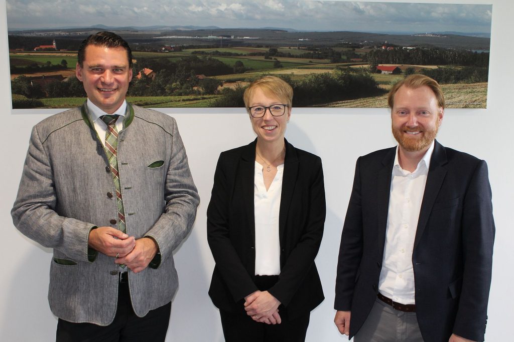 Die neue Krankenhaus-Geschäftsführerin Janina Philipp und ihr Vorgänger Dr. Martin Baumann (rechts) statteten Landrat Thomas Ebeling einen Abschieds- und Vorstellungsbesuch ab Foto: Hans Prechtl, Landratsamt Schwandorf