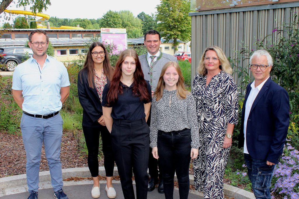 Sabine Kraus und Evi Pösl (vordere Reihe von links) sind die ersten Studentinnen des neuen Studiengangs Soziale Arbeit (B.A.) am Landratsamt Schwandorf. Alles Gute für den neuen Lebensabschnitt wünschten (hintere Reihe von links) Personalamtsleiter Michael Fleischmann, Ausbildungsleiterin Franziska Sieß, Landrat Thomas Ebeling, die Leiterin der Arbeitsgruppe Sozialdienst Elke Berner und Kreisjugendamtsleiter Martin Rothut Foto: Hans Prechtl, Landratsamt Schwandorf