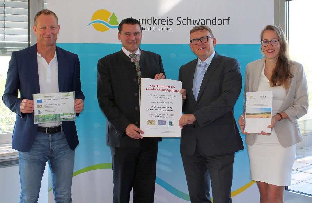 Über eine erneute Anerkennung des Vereins Regionalentwicklung im Landkreis Schwandorf als Lokale Aktionsgruppe freuen sich (von links) Sachgebietsleiter Christian Meyer, Landrat und 1. Vorsitzender der LAG Thomas Ebeling, LEADER-Koordinator Hans-Michael Pilz und LAG-Managerin Stephanie Dotzler.

(Andrea Haas, Landratsamt Schwandorf)