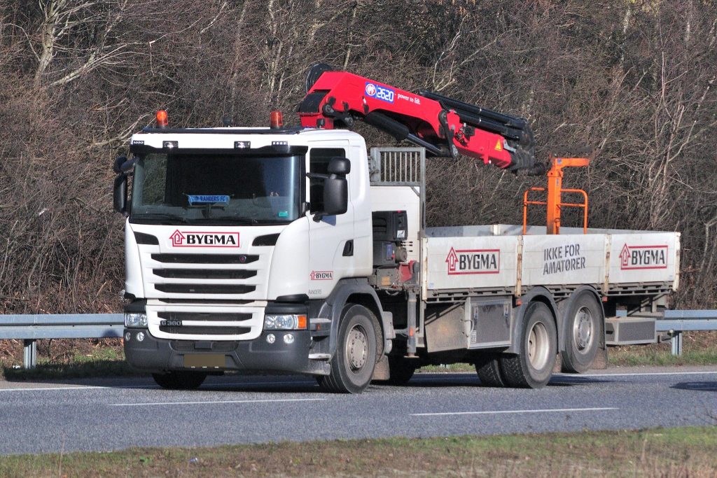 Symbolbild: LKW mit Ladekran